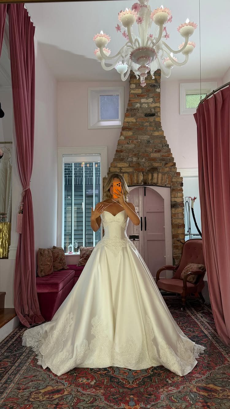 5 Wedding Dress with Bodice Ideas from Corset Gowns to Draped Satin 1 A white wedding gown with a structured bodice and lace skirt on a mannequin.